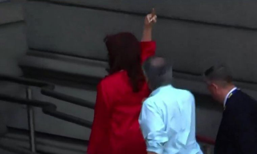 Video Cristina Kirchner Hizo Un Gesto De Fuck You Antes De Entrar Al